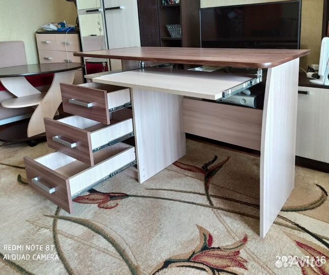 Стол с закруглёнными углами и ящиками