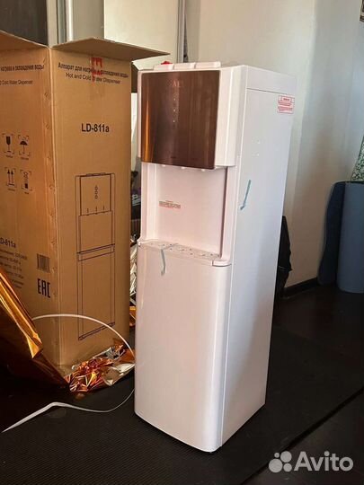 Кулер для воды напольный