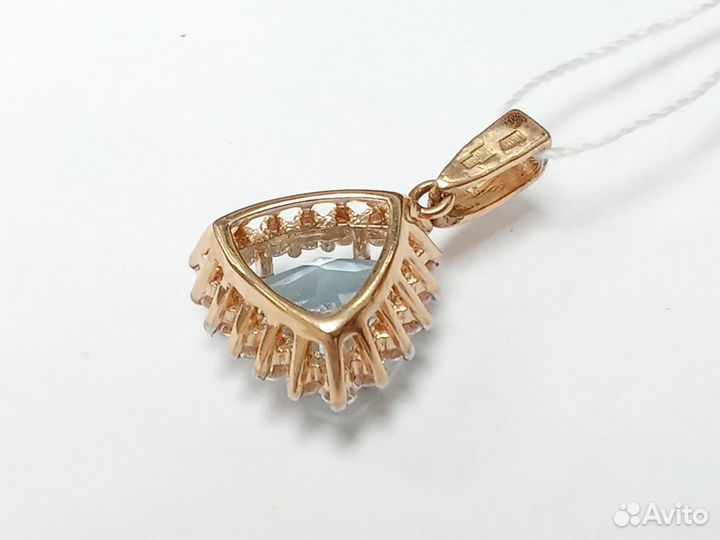 Золотая подвеска с камнем