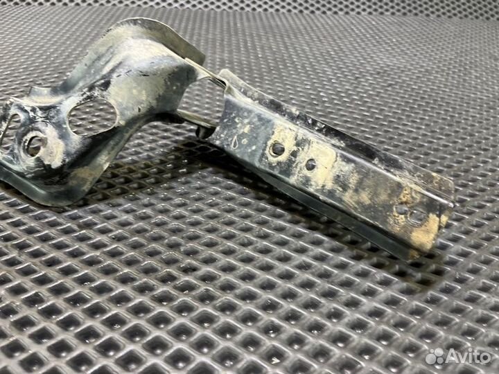 Кронштейн подножки лев. перед. Toyota Land cruiser