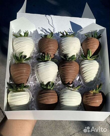 Клубника в бельгийском шоколаде,банан и ягоды