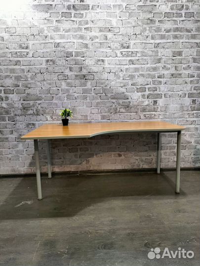 Компьютерный стол на металлических ногах