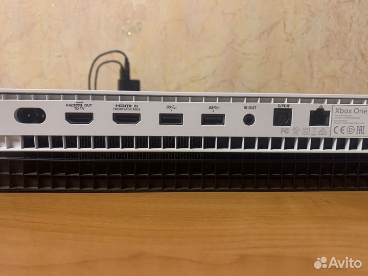 Xbox One X 1TB белый