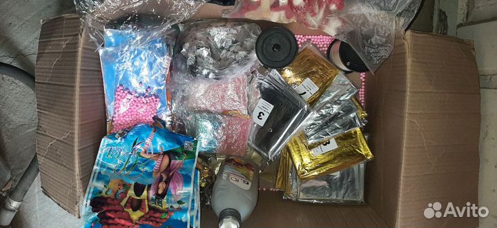 Шары разных размеров и цветов, цифры и образы