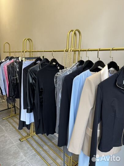 Аренда шоурума, рейла для одежды, полки, места