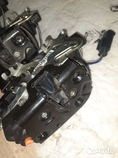 Замок левой сдвижной двери на мерседес 639