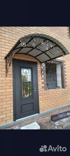 Козырёк над дверью