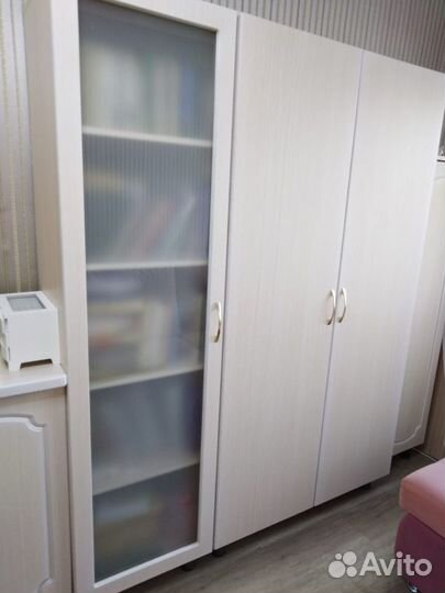 Шкаф пенал со стеклом