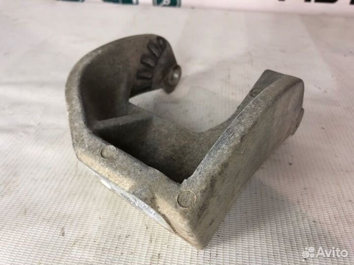 Кронштейн опоры двигателя правый Suzuki Sx4 седан