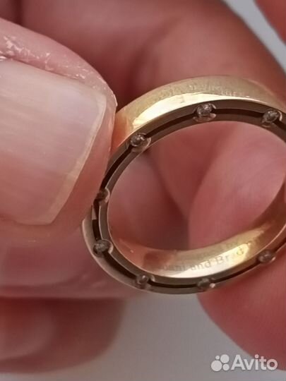 Золотое кольцо с бриллиантом женское
