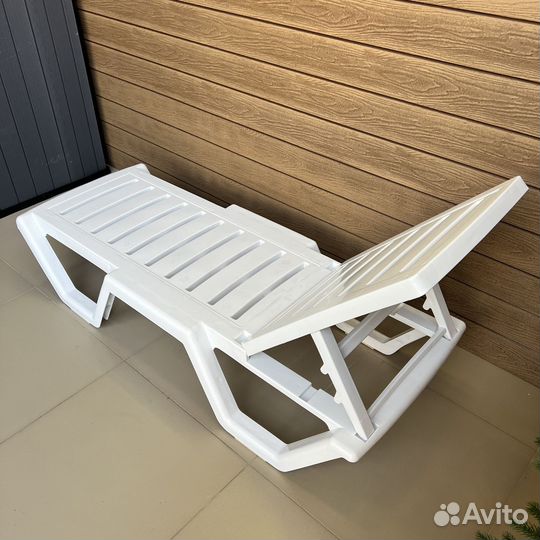 Шезлонг пластик пляжный