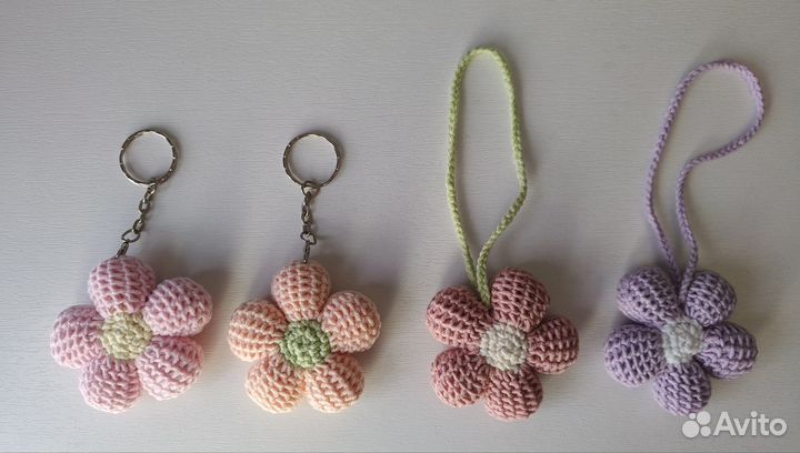 Брелок вязаный цветок