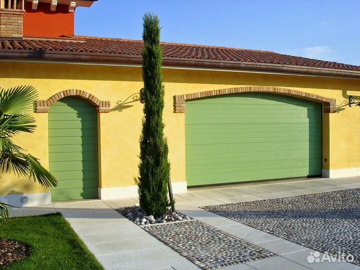 Гаражные секционные ворота с калиткой