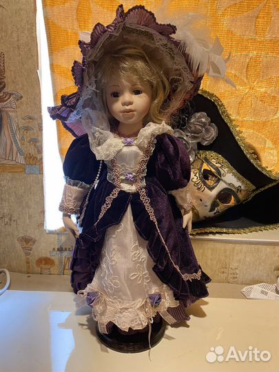 Кукла фарфоровая