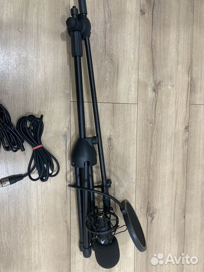 Студийный микрофон и стойка