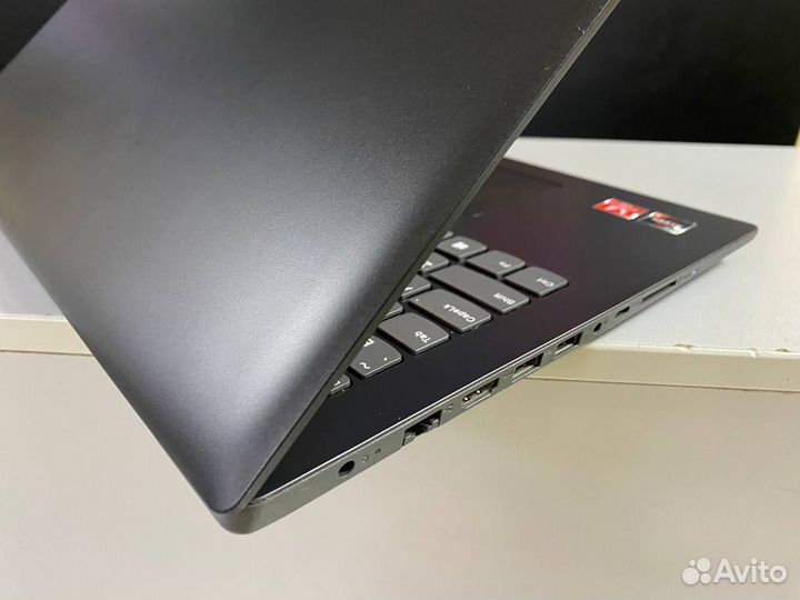 Lenovo Ryzen 5 / 12GB + SSD / Vega 8 + Radeon 540