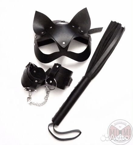 Маска, наручники, плеть из кожи