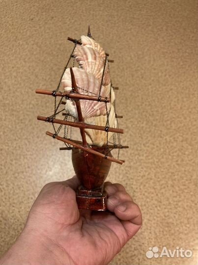 Деревянный корабль с ракушками