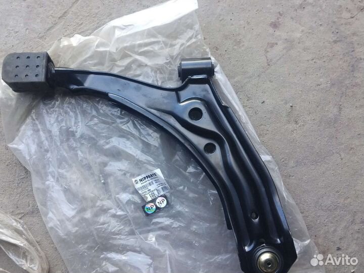 Ниссан Санни,левый передний рычаг в сборе новый