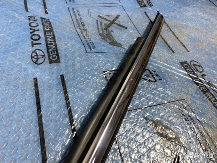 Накладка стекла задняя правая Toyota Land Cruiser