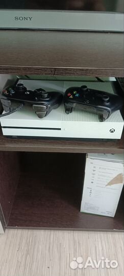 Xbox one S. 2 джойстика