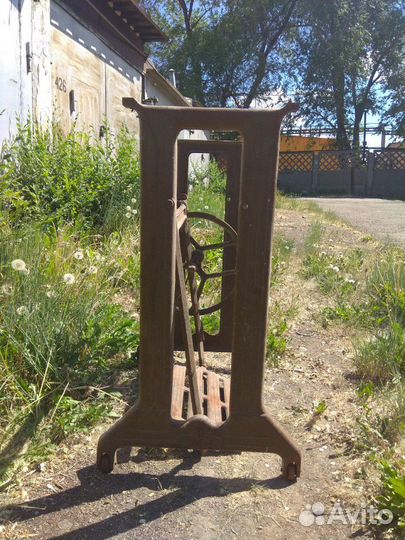 Станина старинной машинки