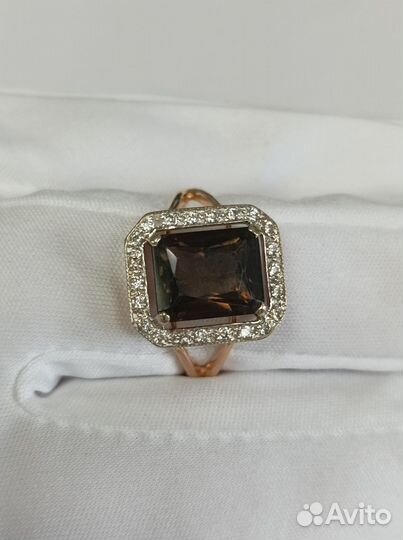 Золотое кольцо с дымчатым кварцем и фианитом