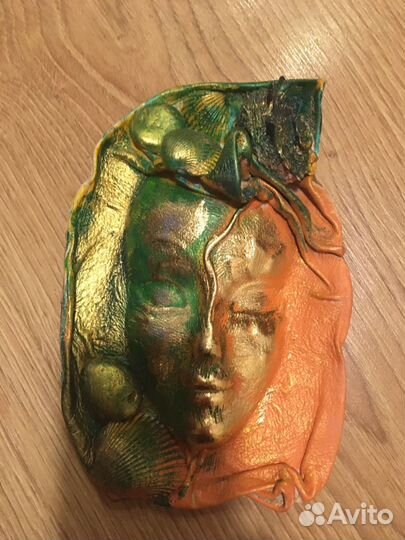 Маска настенная из кожи