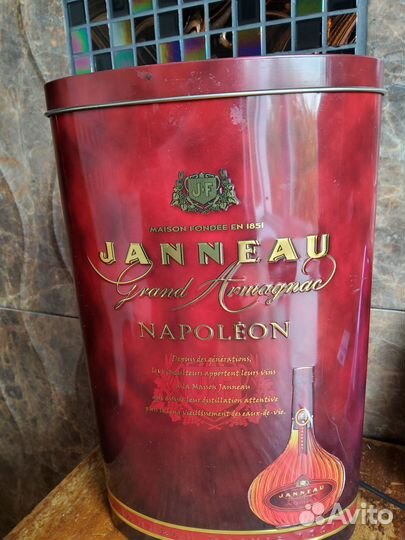 Коробка жестяная от фр.коньяка, вин.бут. 1,5 л