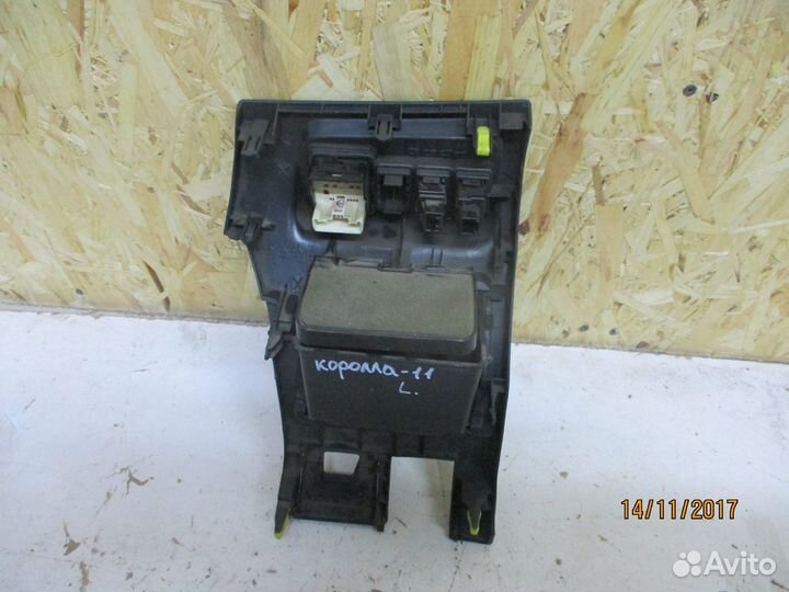 Накладка торпеды под рулем L Тойота Королла 150