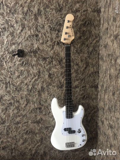 Бас гитара Rockdale