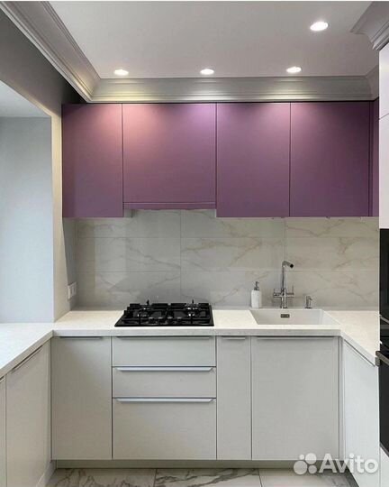 Маленькая угловая кухня до потолка