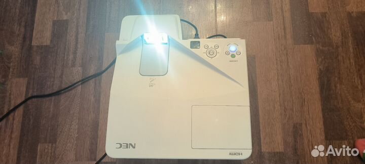 Ультра короткофокусный проектор HD NEC UM330W
