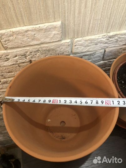 Глиняный горшок для цветов