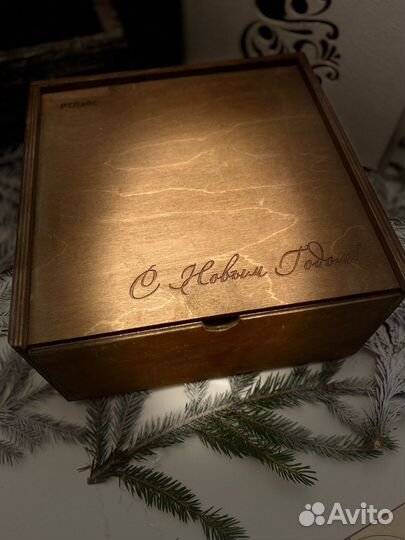 Подарок на Новый год в деревянном ящике