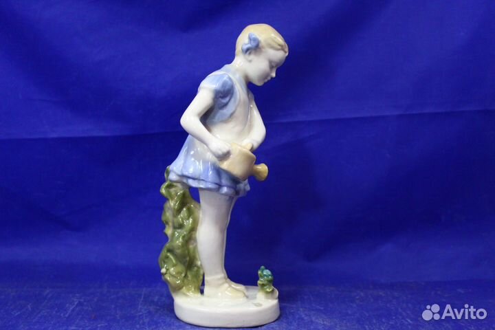 Фарфоровая статуэтка Девочка с лейкой поливает цве