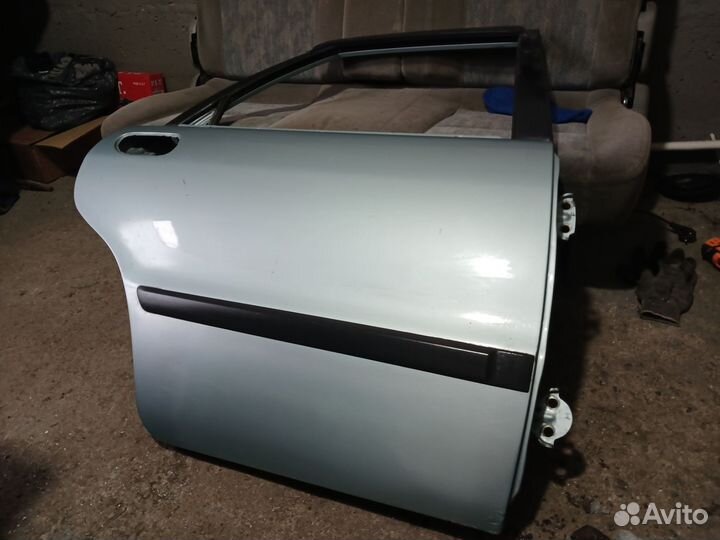 Задняя правая дверь Volvo s40