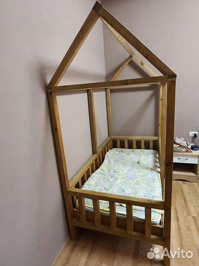 Детская кроватка домик