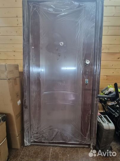 Продам дверь входную металлическую новую в пленке