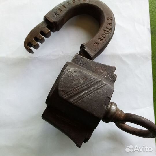 Навесной замок старинный