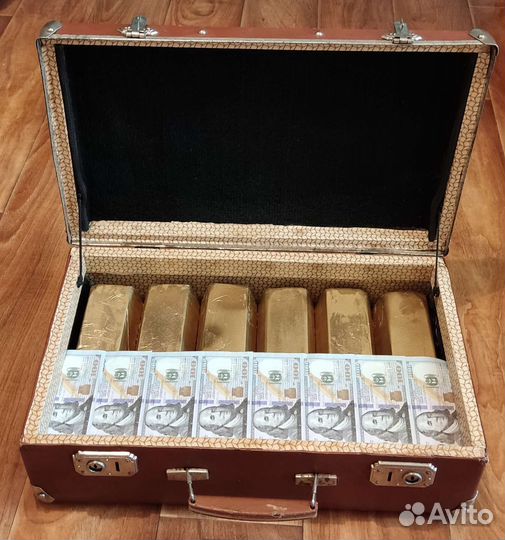 Чемодан золота и долларов