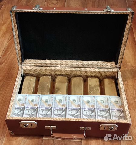 Чемодан золота и долларов