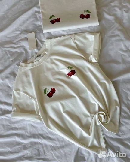 Футболка вишня