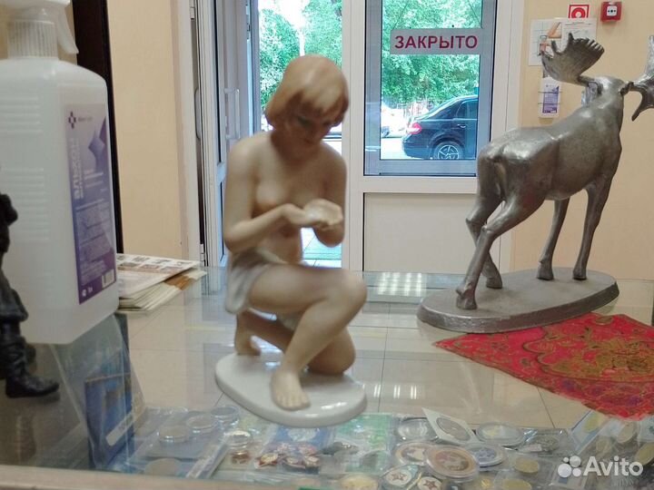 Фарфоровые статуэтки германия Девушка у ручья ню