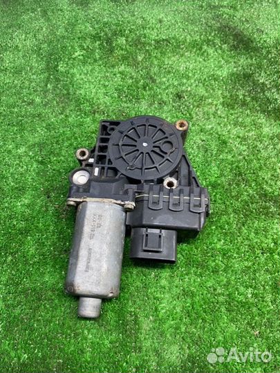 Мотор стеклоподъемника передний левый Audi A6 C5