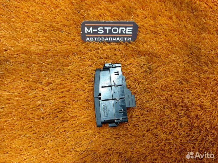 Кнопка центрального замка передняя левая