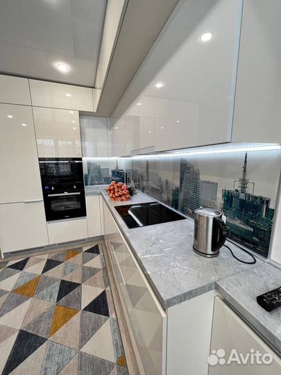 Кухня на заказ под потолок в Омске