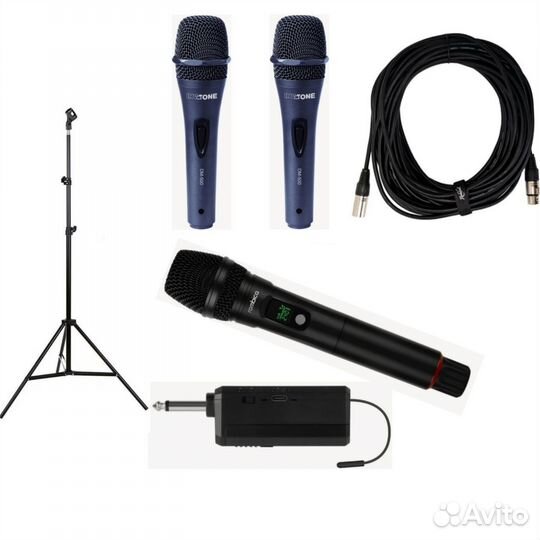 Диджей с звуковым оборудованием