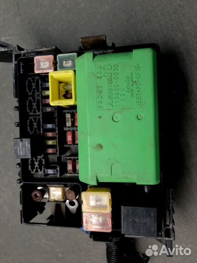 Блок предохранителей под капот Mitsubishi Lancer