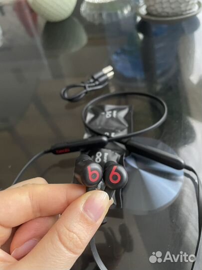 Беспроводные наушники Beats Flex